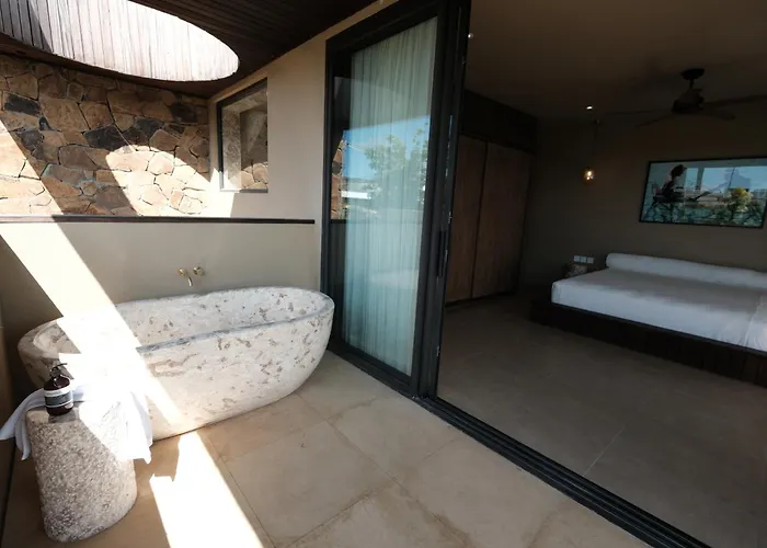 Slim Summer House, 4 Bedroom Mid Century In Villa